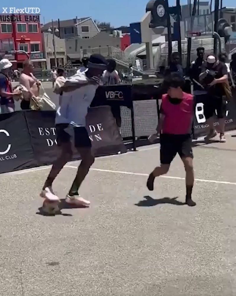 Dù đang trong thời điểm nạp năng lượng và không phải ra sân đá bóng nhưng cầu thủ 19 tuổi vẫn có dịp thể hiện tài năng của mình khi tham gia trận bóng với một số em nhỏ ở 1 sân đấu mini gần bãi biển Venice.